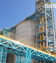 三托輥皮帶輸送機(jī)的結(jié)構(gòu)相對簡單，維護(hù)保養(yǎng)相對容易，成本較低